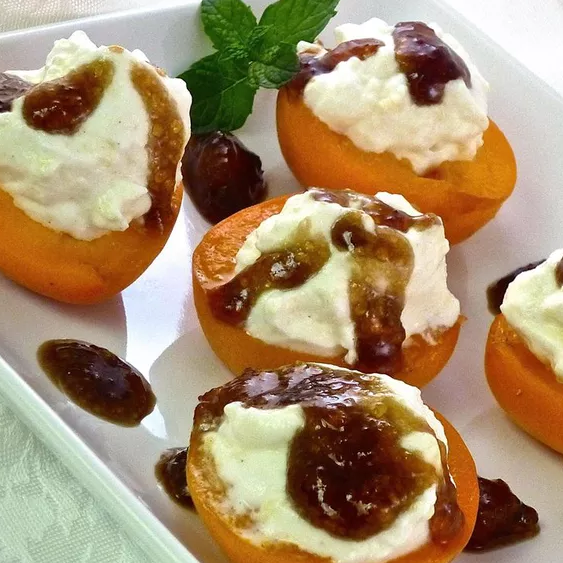 Apricots with Mascarpone Cream