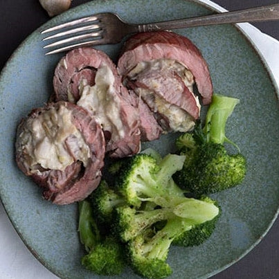 Artichoke-Stuffed Beef Tenderloin