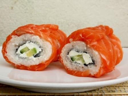 Creamy Avocado Salmon Sushi Rolls