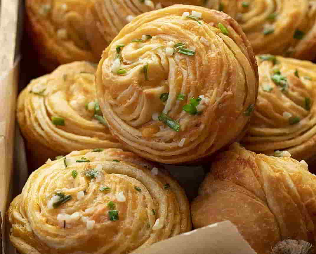 Cheesy Garlic Cruffin