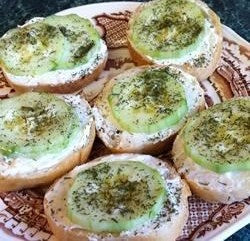Creamy Dill Cucumber Toasties