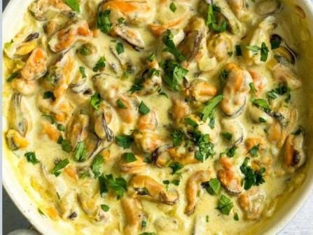 Garlic Mussels In Sour Cream Sauce