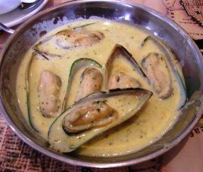 Mussels In Creamy White Wine Garlic Sauce